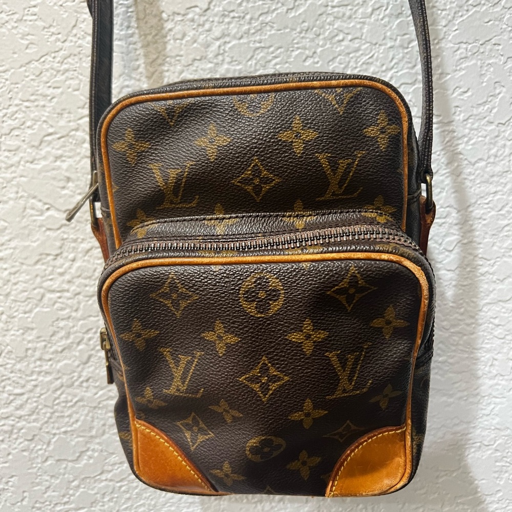 Authentic vintage Louis Vuitton Amazone PM in good condition! Offers are welcome